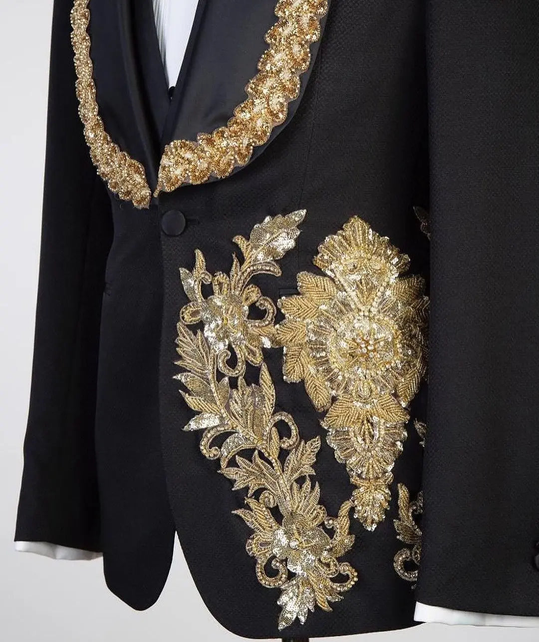 Blazer élégant en satin noir pour homme avec broderies dorées et détails perlés - Costume de mariage luxueux pour mariés et événements formels - Options de taille plus sur mesure disponibles