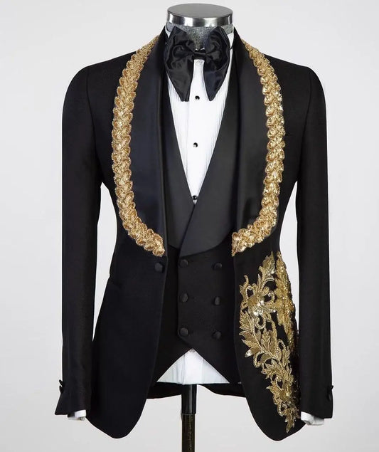 Elegante blazer de satén negro para hombre con bordados dorados y detalles de cuentas. Traje de boda de lujo para novios y eventos formales. Opciones de tallas grandes a medida disponibles.