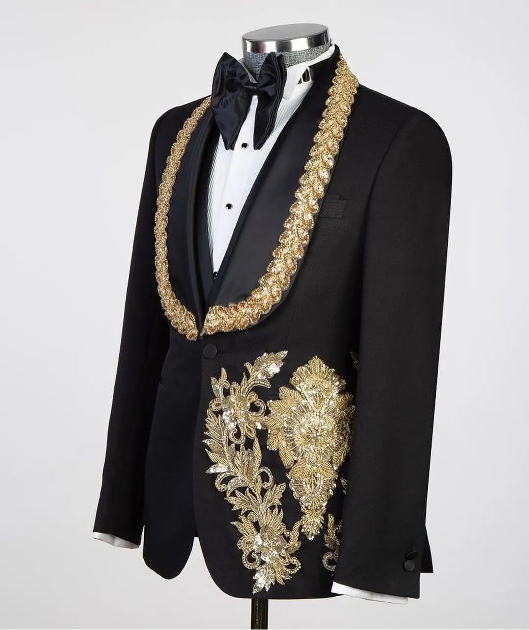 Blazer élégant en satin noir pour homme avec broderies dorées et détails perlés - Costume de mariage luxueux pour mariés et événements formels - Options de taille plus sur mesure disponibles