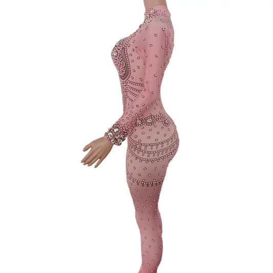 Combinaison à manches longues rose scintillante ornée de cristaux pour des soirées glamour, des spectacles de danse et des célébrations spéciales 