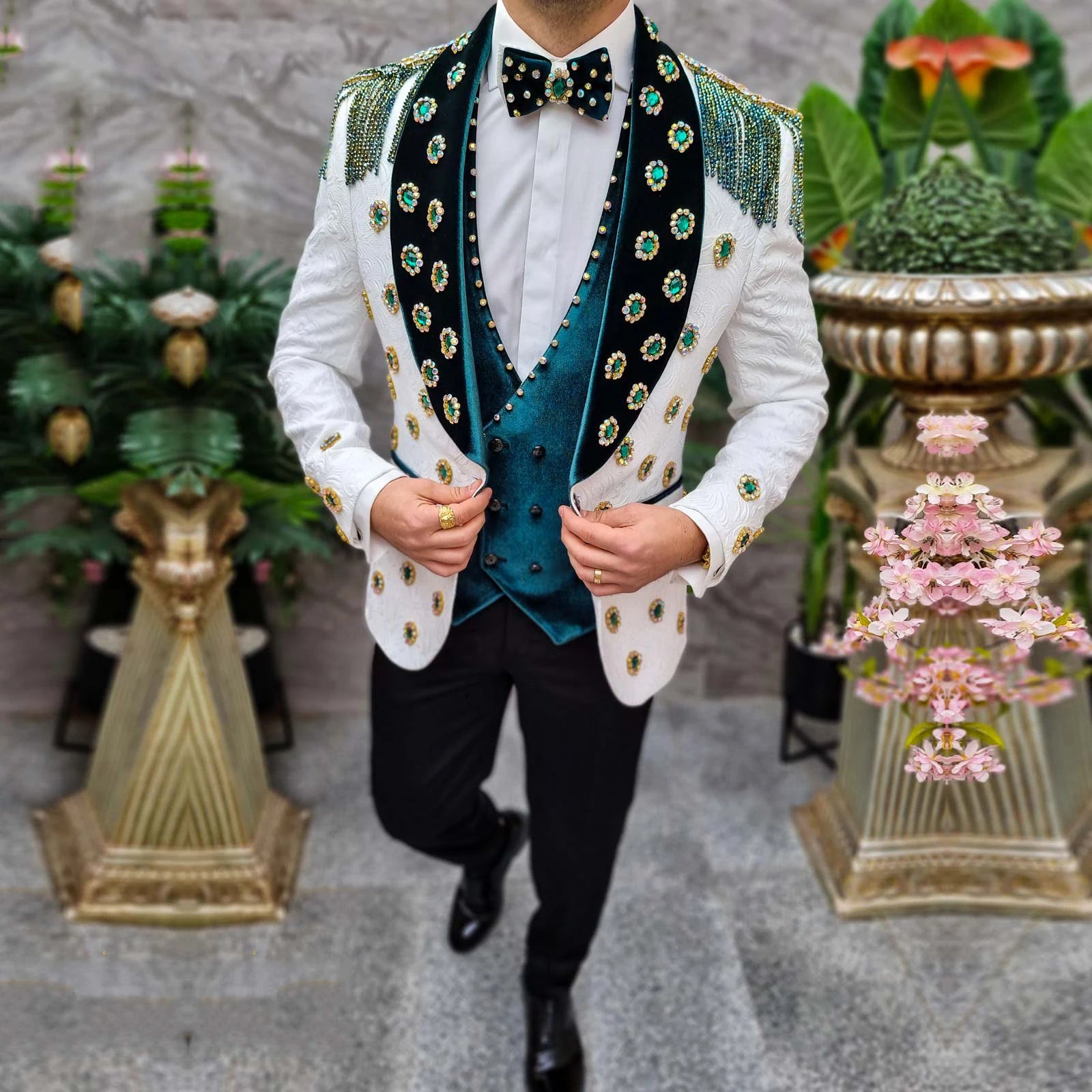 Elegant Men's Floral Jacquard Suit for Wedding with Green Velvet Shawl Lapel, Beaded Blazer, and Matching Pants – 3-Piece Prom Attire