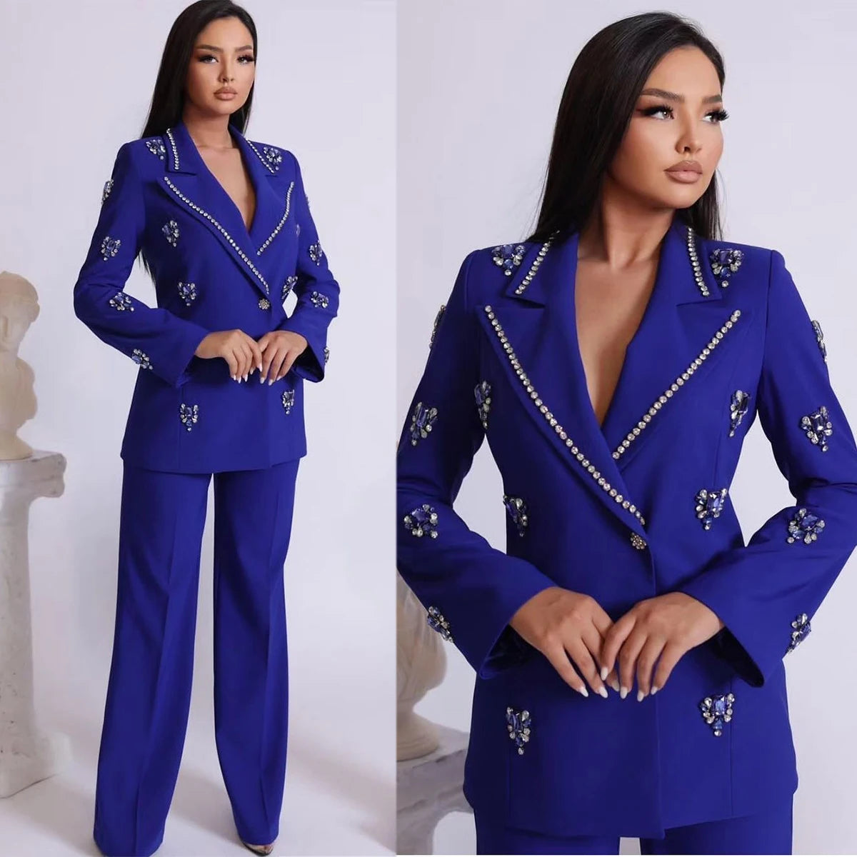 Elegante traje azul de mujer hecho a medida con escote en V, blazer con cuentas de cristal y pantalones a medida para ocasiones especiales.