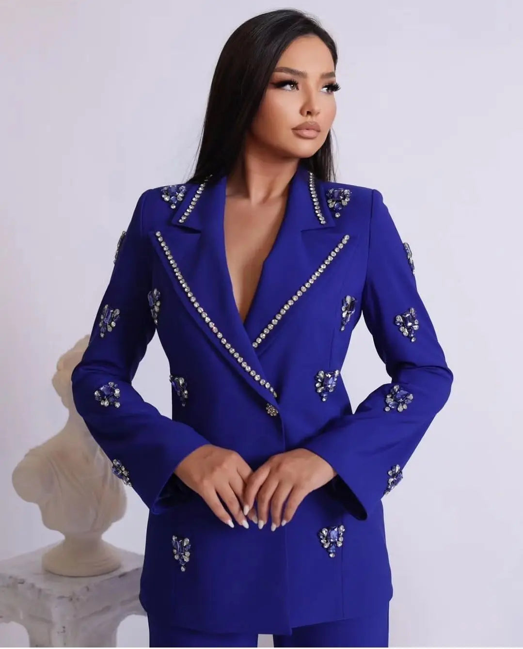 Elegante traje azul de mujer hecho a medida con escote en V, blazer con cuentas de cristal y pantalones a medida para ocasiones especiales.