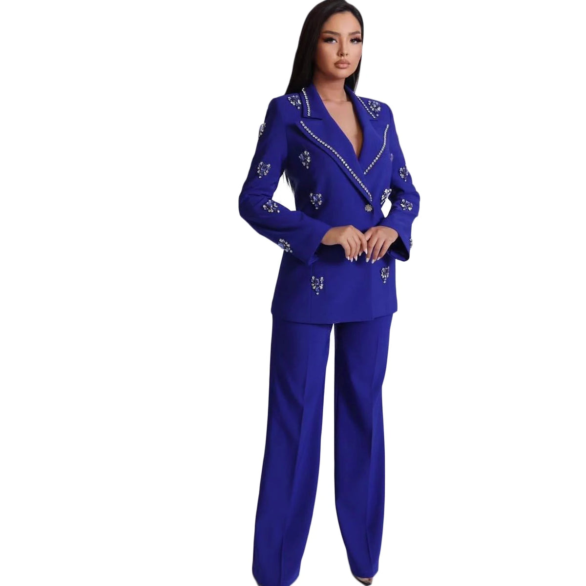 Elegante traje azul de mujer hecho a medida con escote en V, blazer con cuentas de cristal y pantalones a medida para ocasiones especiales.