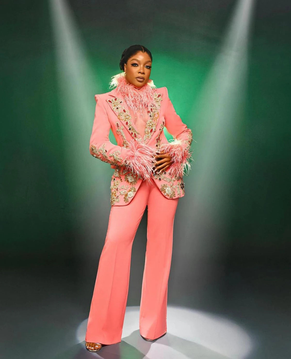 Smoking de mariage de luxe pour femme, 2 pièces, sur mesure, avec paillettes, appliques, plumes, blazer, pantalon taille haute 