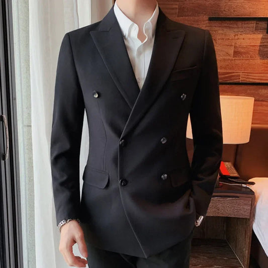 Blazer cruzado verde para hombre con botones negros y solapa de pico