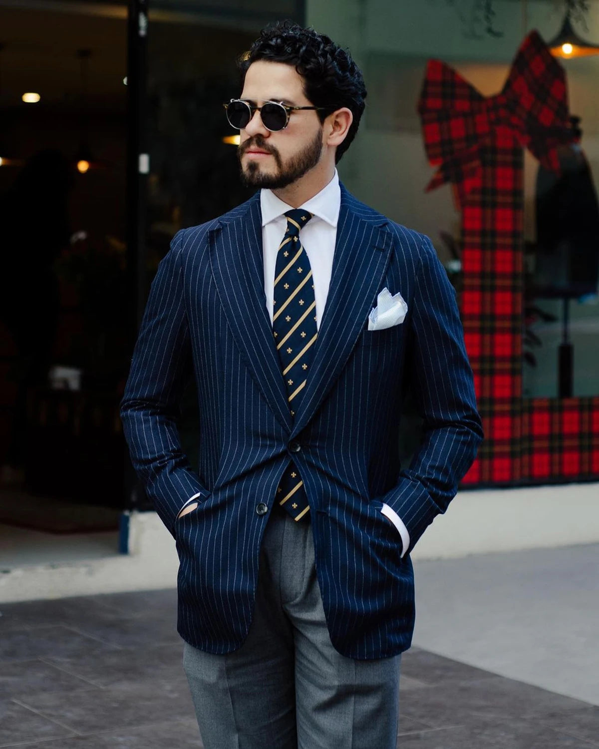 Traje de hombre de 2 piezas, blazer azul marino a rayas, pantalón gris, esmoquin de un solo pecho, ajustado, elegante, para negocios, moderno, para boda, novio, a medida.