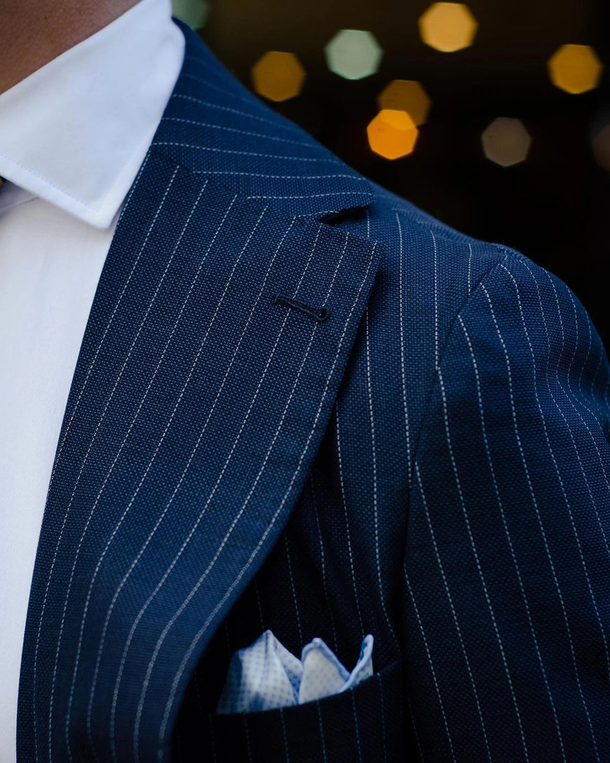 Traje de hombre de 2 piezas, blazer azul marino a rayas, pantalón gris, esmoquin de un solo pecho, ajustado, elegante, para negocios, moderno, para boda, novio, a medida.