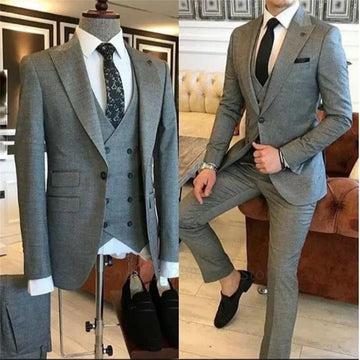 Elegante traje de tres piezas para hombre con blazer, chaleco y pantalón de solapa de pico: atuendo informal de negocios a medida para el novio y eventos formales.