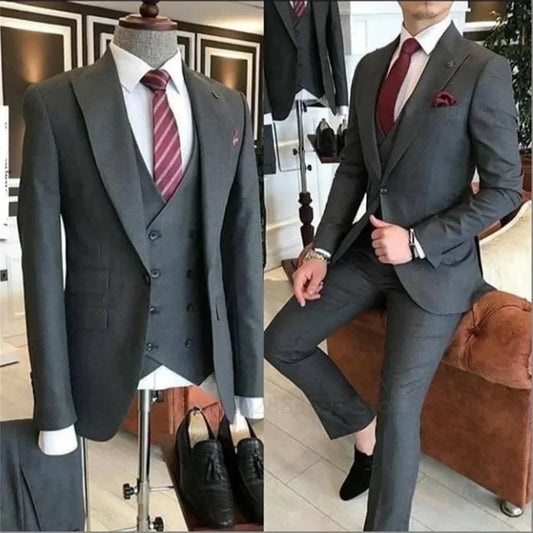 Elegante traje de tres piezas para hombre con blazer, chaleco y pantalón de solapa de pico: atuendo informal de negocios a medida para el novio y eventos formales.