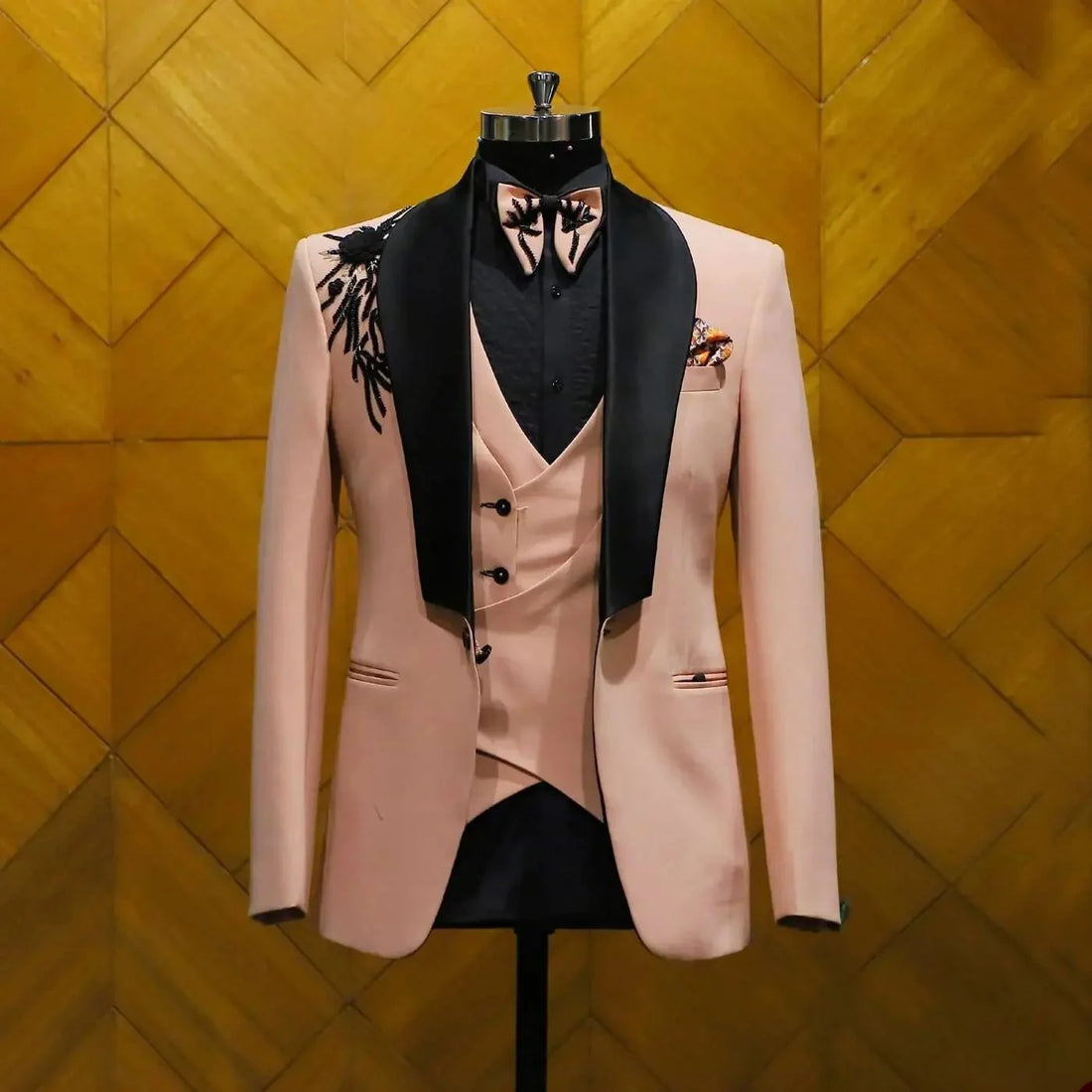 Costumes pour hommes sur mesure 3 pièces blazer gilet un bouton satin revers larges appliques fleurs mariage formel sur mesure grande taille 