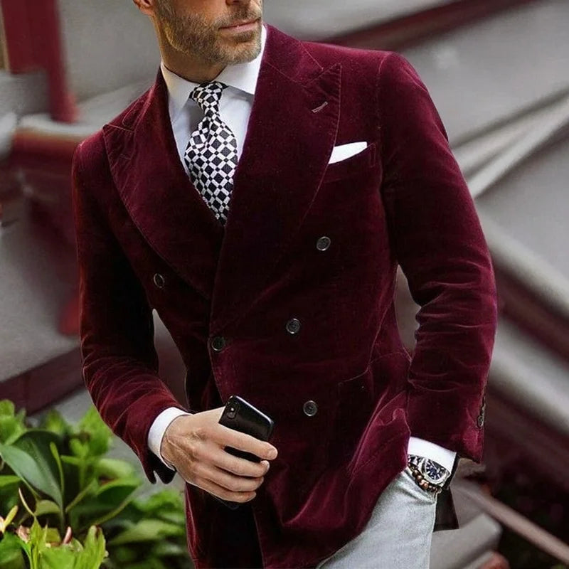 Blazer cruzado de terciopelo burdeos para hombre con solapa de pico y botones