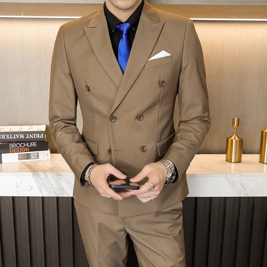 Traje de hombre color canela con blazer cruzado y pantalón, con corbata azul
