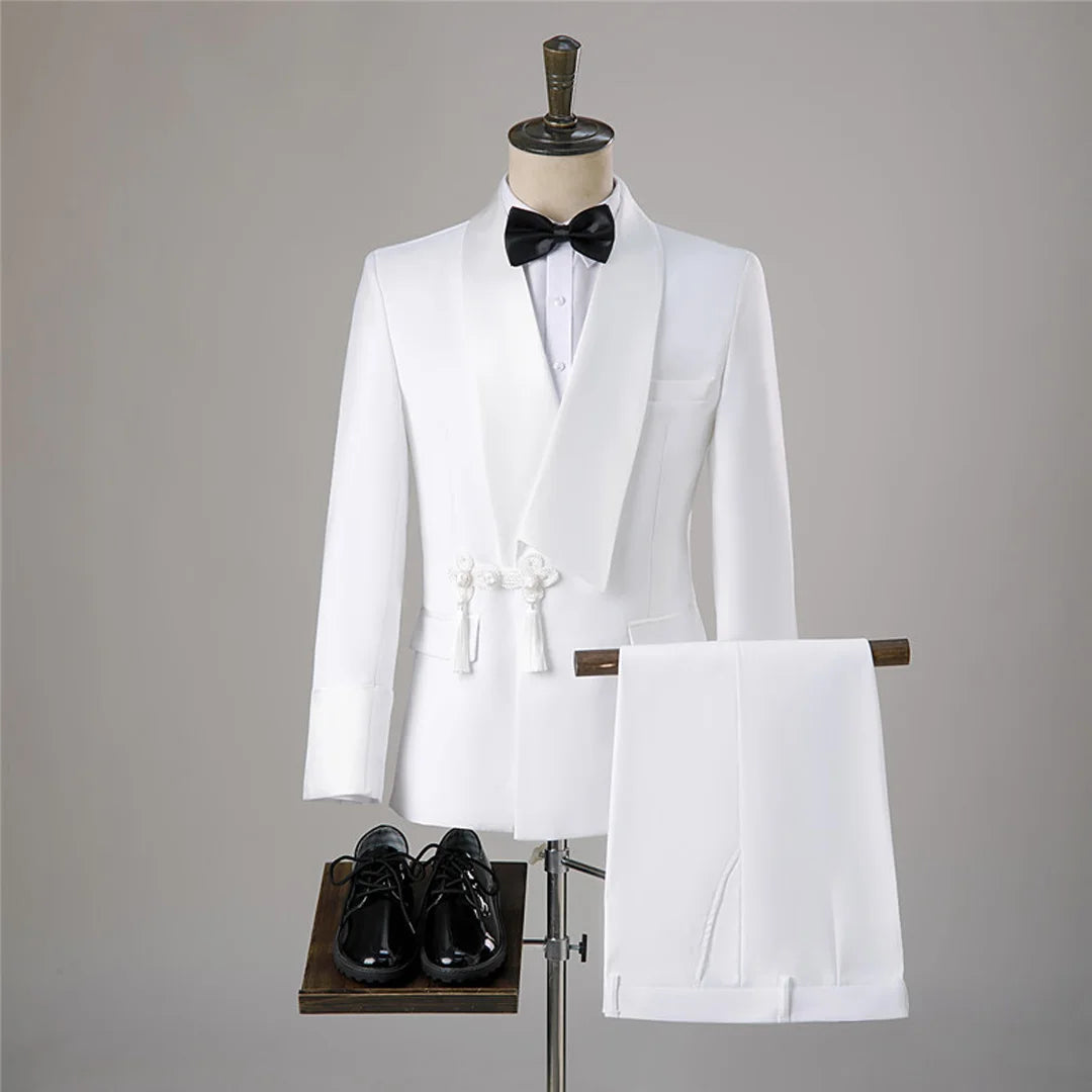 Elegante traje de esmoquin negro con solapa chal y borlas para hombre: el atuendo perfecto para el novio en su boda. Blazer y pantalón de dos piezas de corte entallado.
