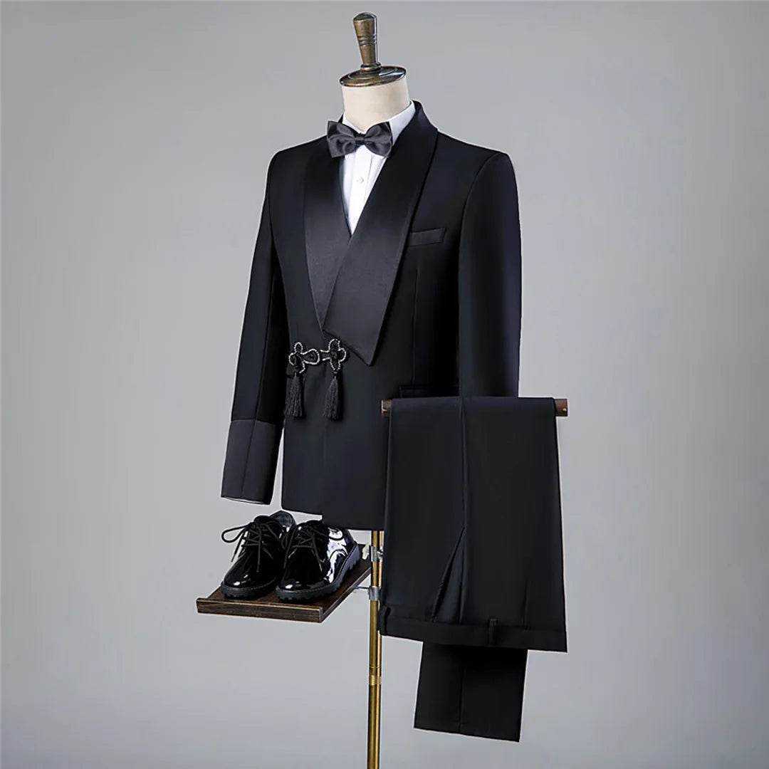 Elegante traje de esmoquin negro con solapa chal y borlas para hombre: el atuendo perfecto para el novio en su boda. Blazer y pantalón de dos piezas de corte entallado.