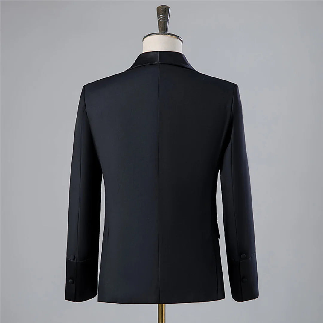Elegante traje de esmoquin negro con solapa chal y borlas para hombre: el atuendo perfecto para el novio en su boda. Blazer y pantalón de dos piezas de corte entallado.