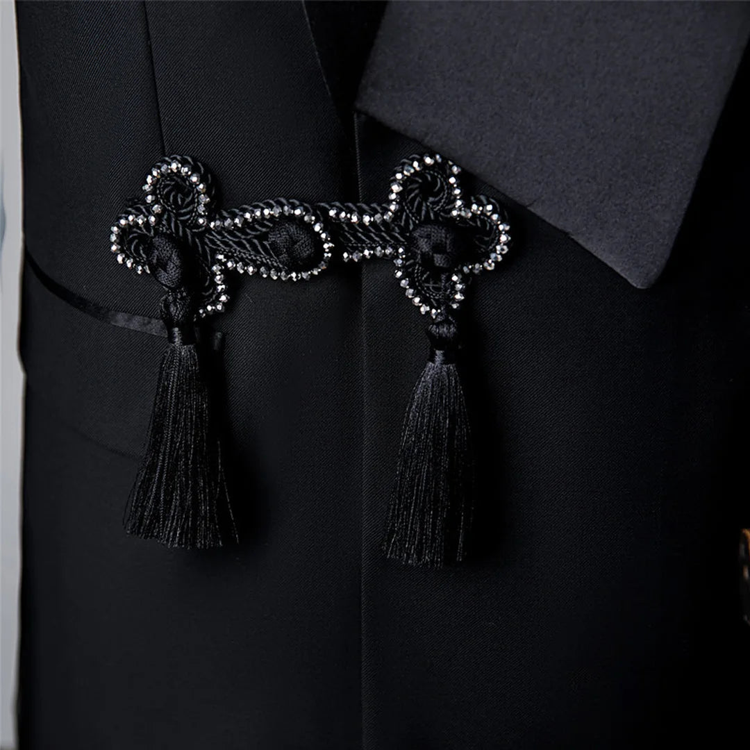 Elegante traje de esmoquin negro con solapa chal y borlas para hombre: el atuendo perfecto para el novio en su boda. Blazer y pantalón de dos piezas de corte entallado.
