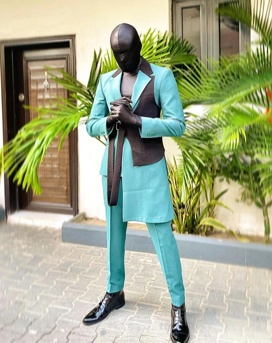 Traje largo turquesa para hombre con cinturón negro y zapatos de alto brillo