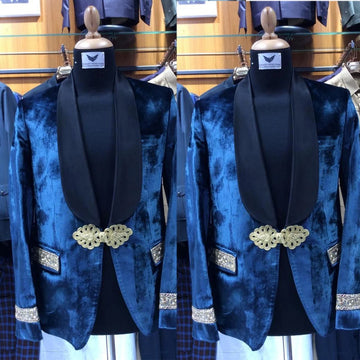 Elegante chaqueta de esmoquin personalizada para hombre con solapa chal y detalles dorados, perfecta para bodas y eventos formales.