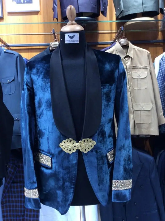 Elegante chaqueta de esmoquin personalizada para hombre con solapa chal y detalles dorados, perfecta para bodas y eventos formales.