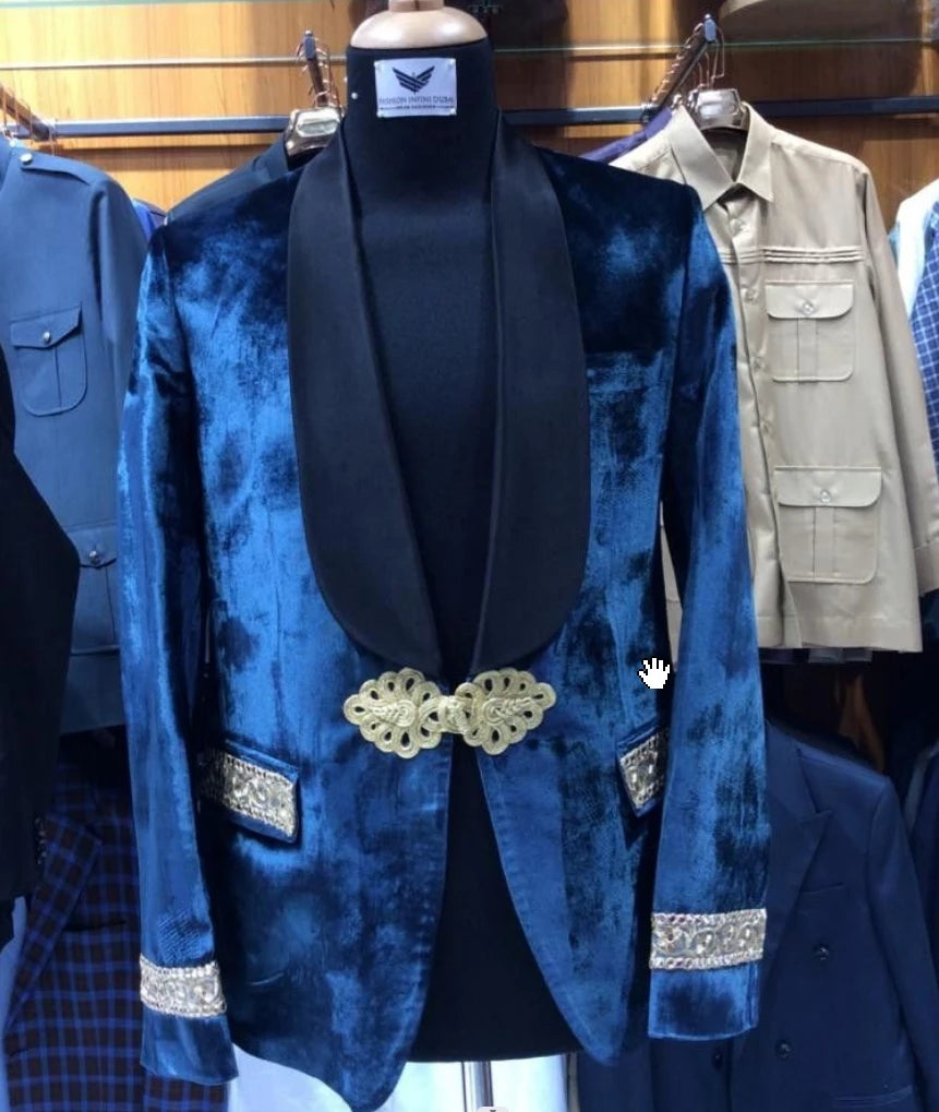 Elegante chaqueta de esmoquin personalizada para hombre con solapa chal y detalles dorados, perfecta para bodas y eventos formales.