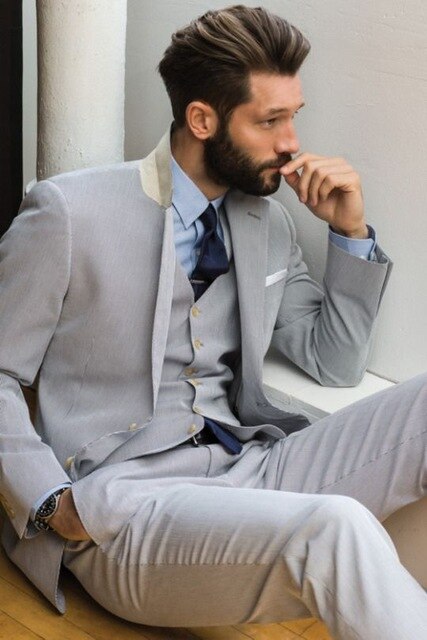 Trajes de hombre gris claro con solapa de muesca y dos botones, esmoquin ajustado a medida (chaqueta, pantalón y chaleco) 