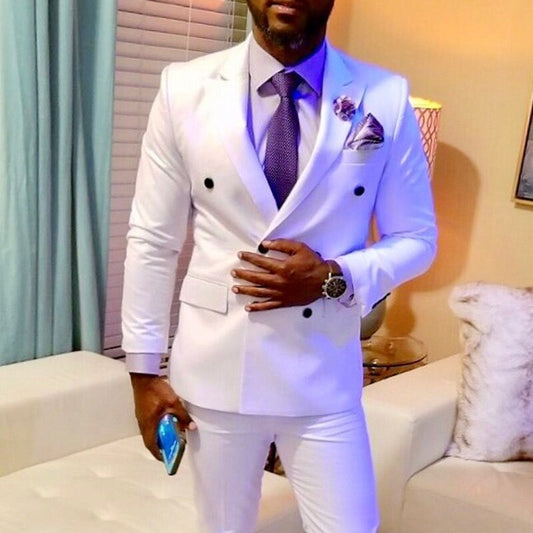 Esmoquin de novio blanco de doble botonadura con abertura lateral y solapa de pico (chaqueta, pantalón y corbata) 