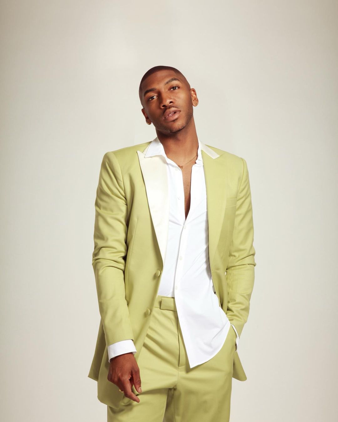 Costume homme deux pièces couleur avocat, simple boutonnage, sur mesure, formel 