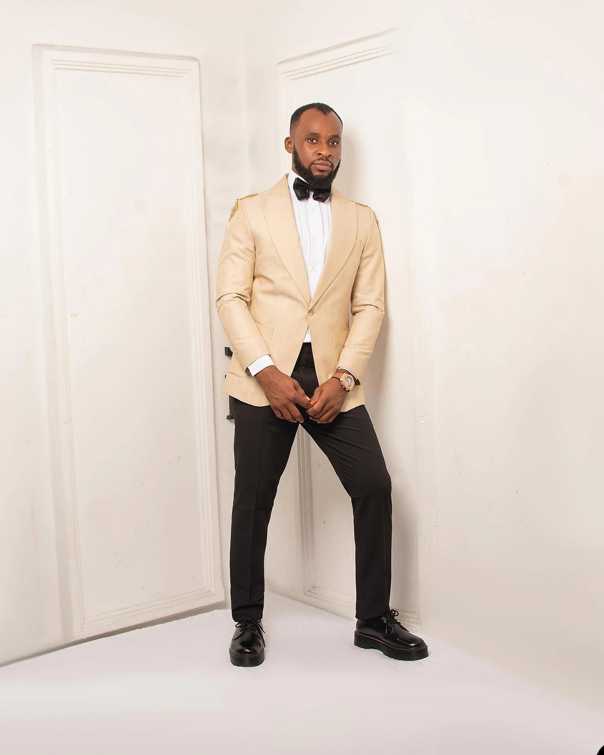 Smoking de mariage beige pour homme, veste 2 pièces avec fleurs et perles, pantalon noir, tenue de fête et d'anniversaire