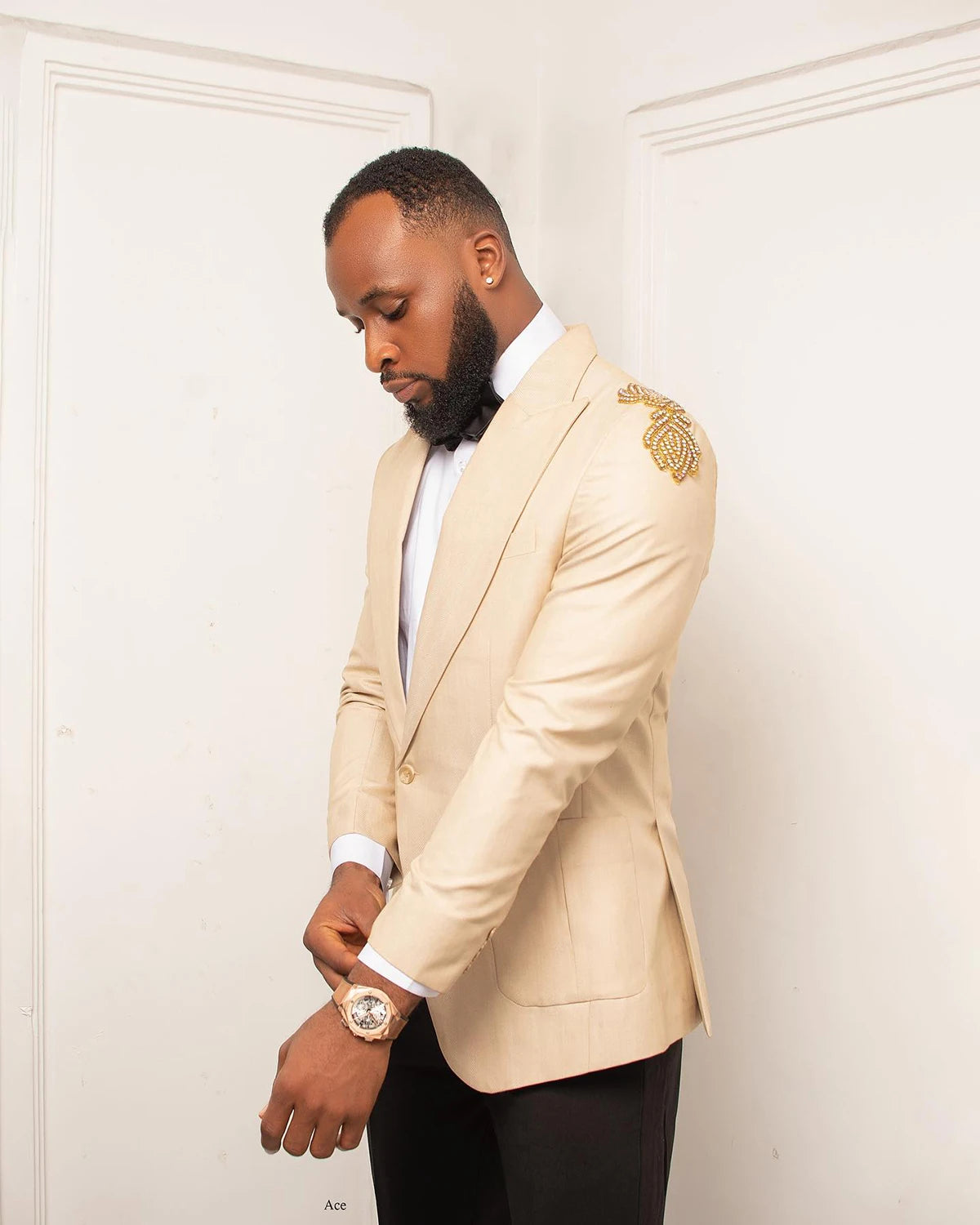 Esmoquin de boda beige para hombre, con flores y cuentas, 2 piezas, chaqueta, pantalón negro, para fiesta y cumpleaños