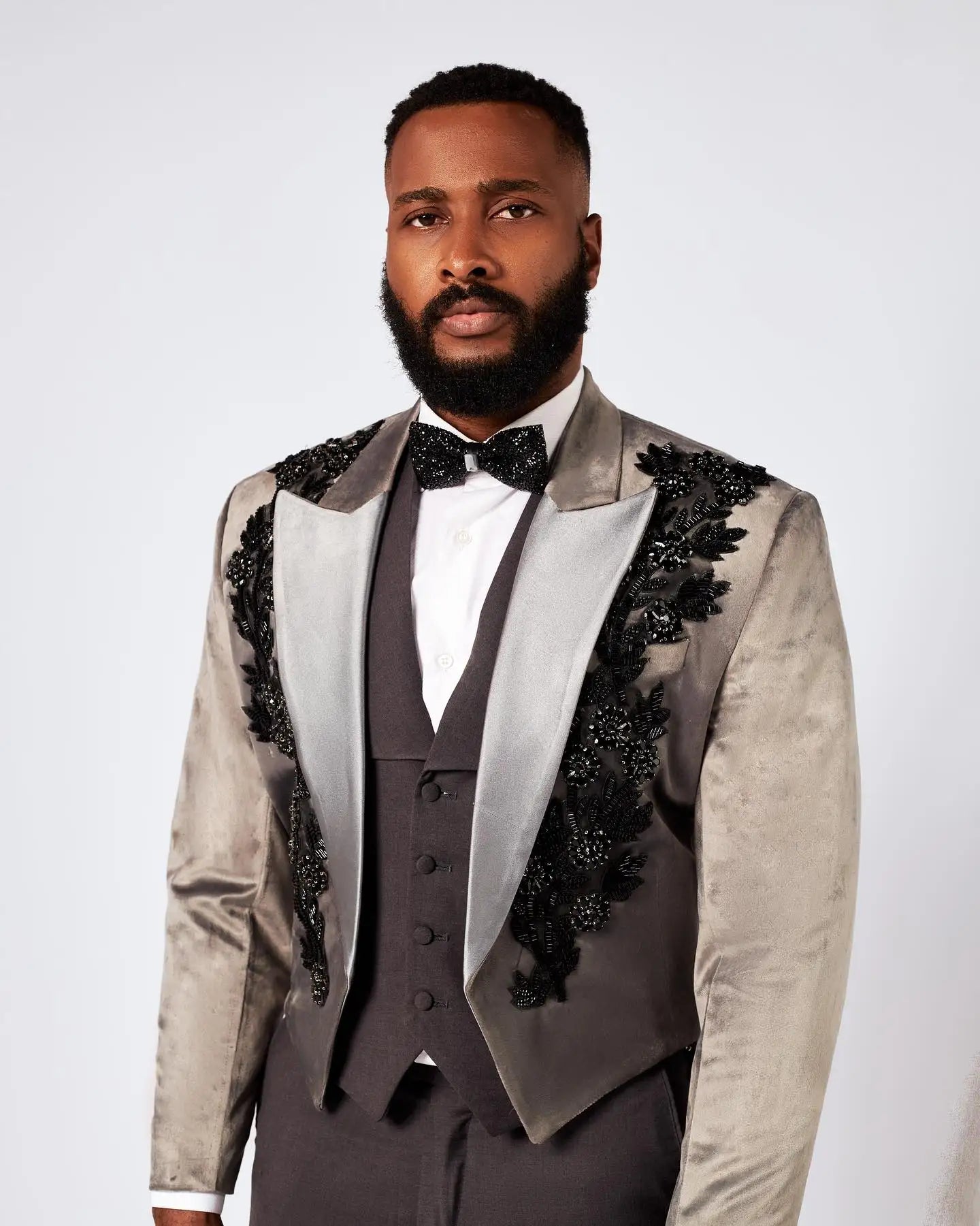 Retro Men Suits Appliques Peaked Lapel Beading Tailor-Made 3 Pieces Set Jacket One Button Blazer Customized Coat Vest Pants