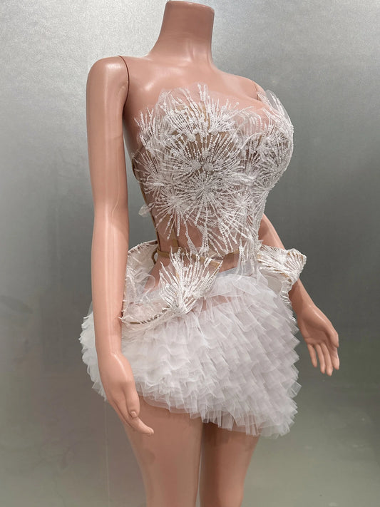 Ensemble deux pièces sexy en dentelle blanche, mini-hauts sans bretelles et jupes à volants, tenue de soirée, de spectacle, de discothèque, de chanteur, de scène