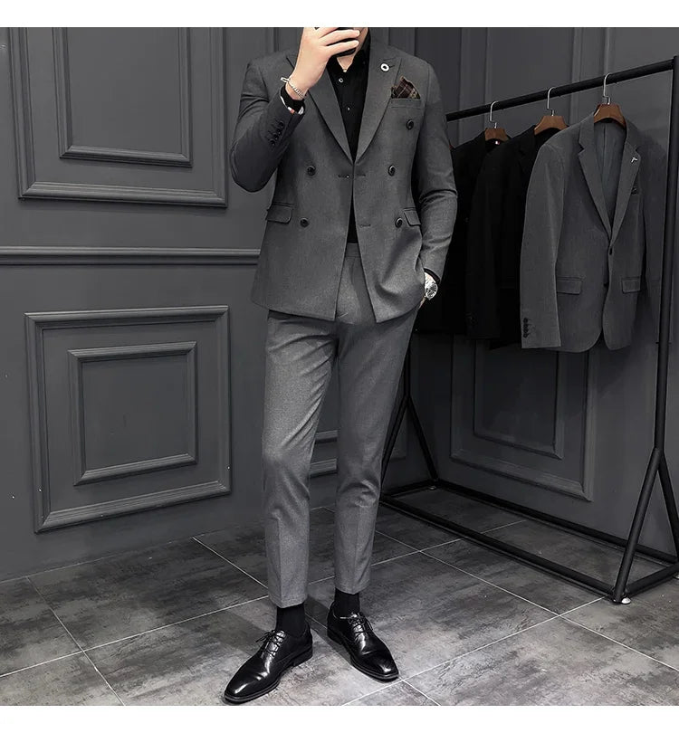 Ensemble de costume croisé gris pour homme avec chemise noire et pochette