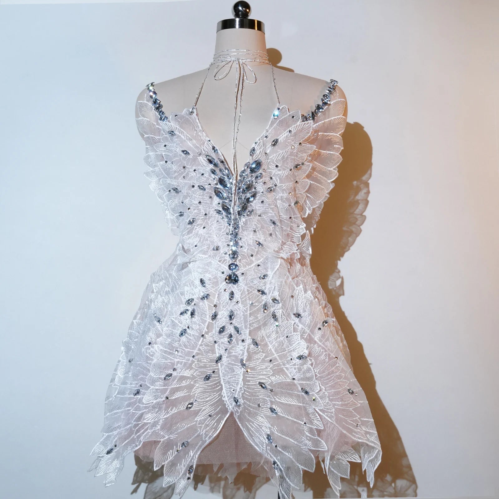 Nuevos vestidos de fiesta con cordones y diamantes de imitación para mujer, sexys, sin espalda, con cuello halter, falda blanca, para baile de graduación, cantante, ropa de escenario, disfraz de actuación