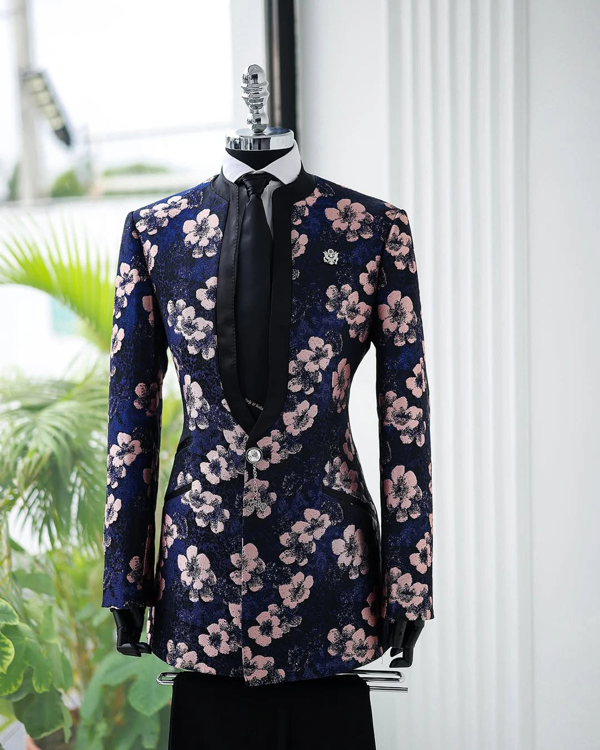 Stylish Men Suits Tailor-Made 2 Pieces Standard Lapel Jacket Flowers Blazer One Button Groom Customized Coat Black Pants