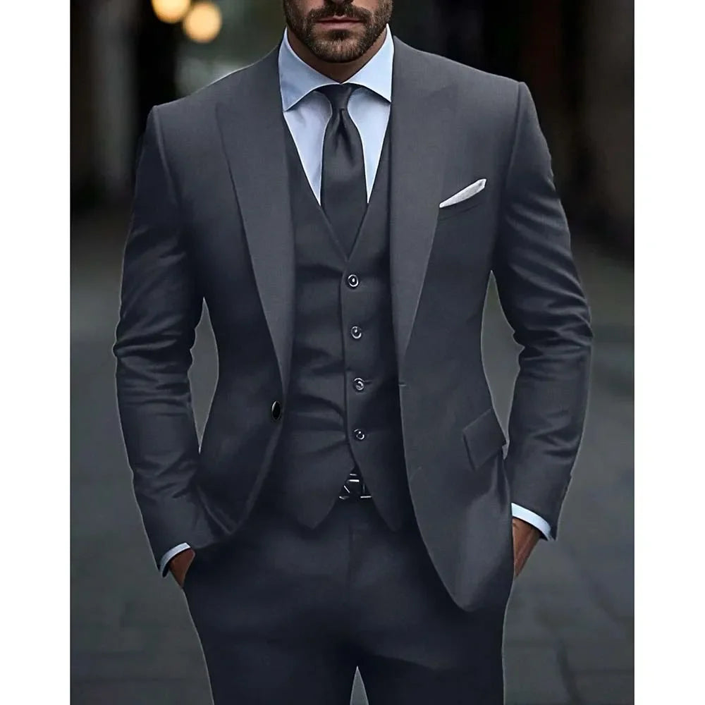 Trajes de hombre gris oscuro de alta calidad, corte entallado, botonadura sencilla, solapa de pico, elegantes conjuntos de 3 piezas para novio, chaqueta, pantalón y chaleco.