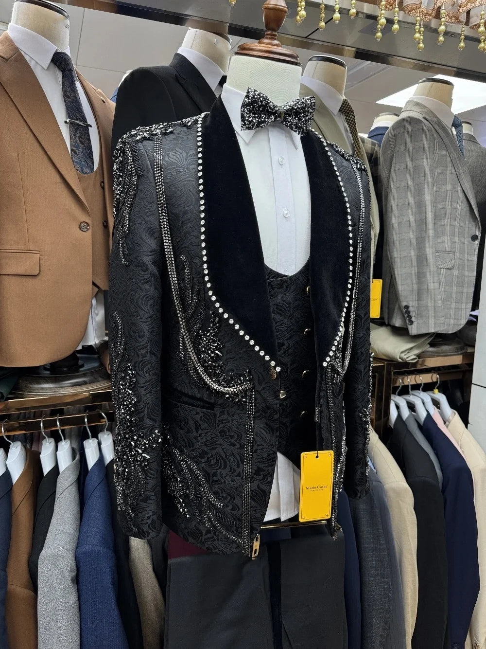 Luxury Men Suits Tailor-Made 3 Pieces Appliques Shawl Lapel Jacket Rhinestone Tassel Jacquard Groom Customized Coat Vest Pants