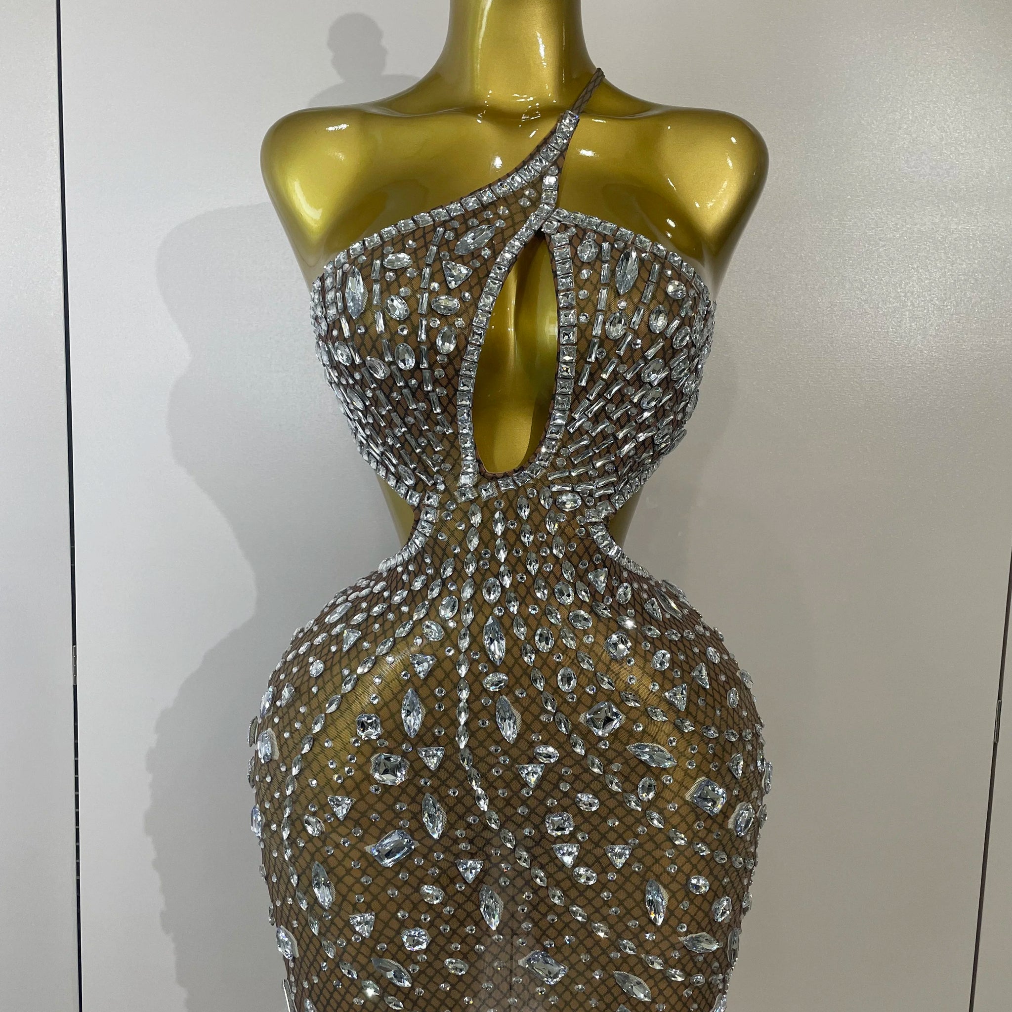 Robe courte transparente en maille à gros cristaux scintillants pour femme, tenue sexy à épaules dénudées, idéale pour une soirée, une boîte de nuit ou un anniversaire