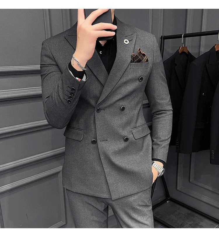 Ensemble de costume croisé gris pour homme avec chemise noire et pochette