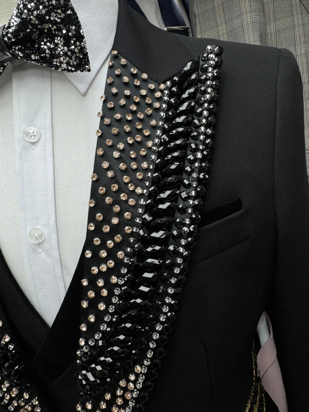 Luxury Men Suits Tailor-Made 3 Pieces Peaked Lapel Jacket Beading Rhinestone Blazer One Button Groom Customized Coat Vest Pants