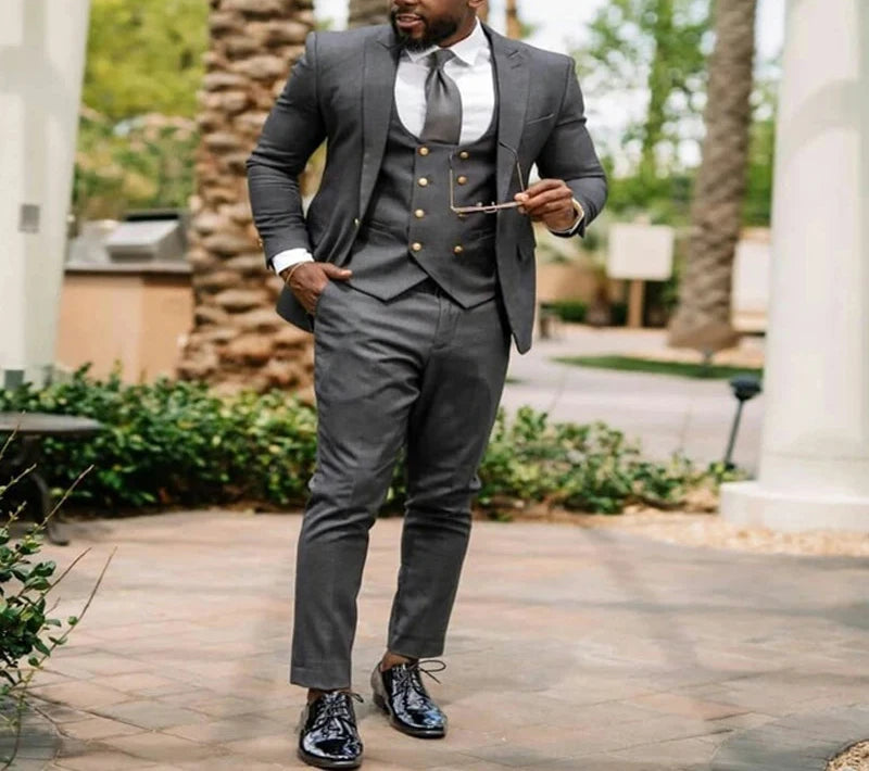 Trajes de moda para hombre, blazer gris de 3 piezas, chaqueta, pantalón, chaleco, solapa de pico, botonadura sencilla, corte entallado, personalizado, para fiesta de graduación
