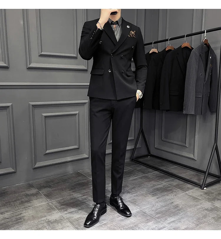 Ensemble de costume croisé gris pour homme avec chemise noire et pochette