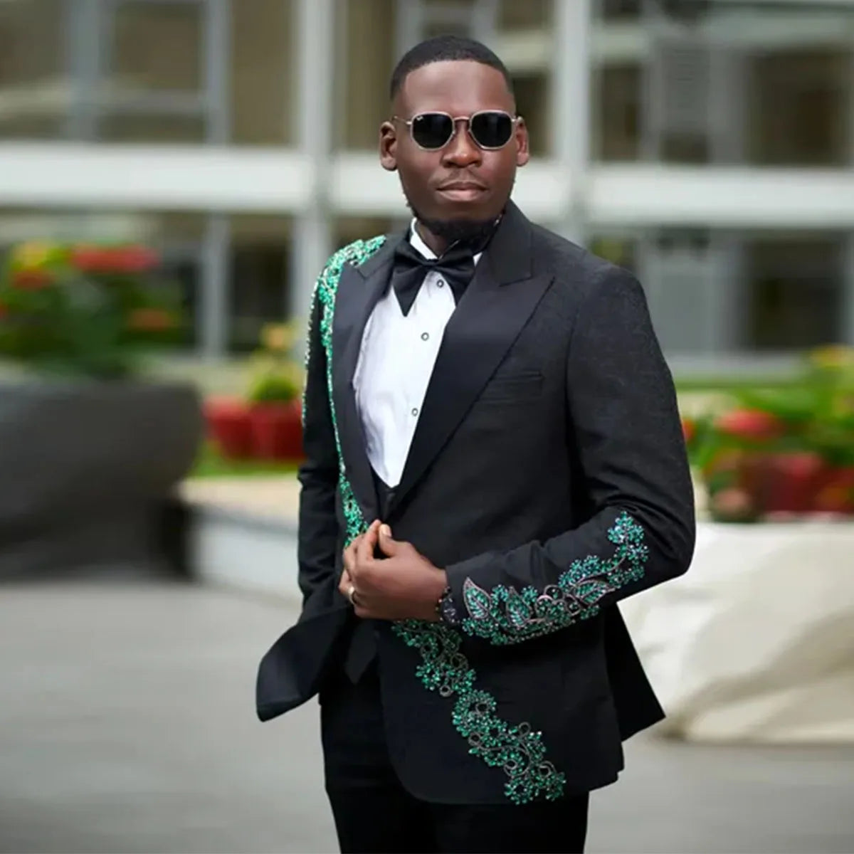 Customizd Handsome Metal Embellished Beadeds Men Suits Peaked Lapel Groom Tuxedos 2 Pieces Sets Party Prom Blazer