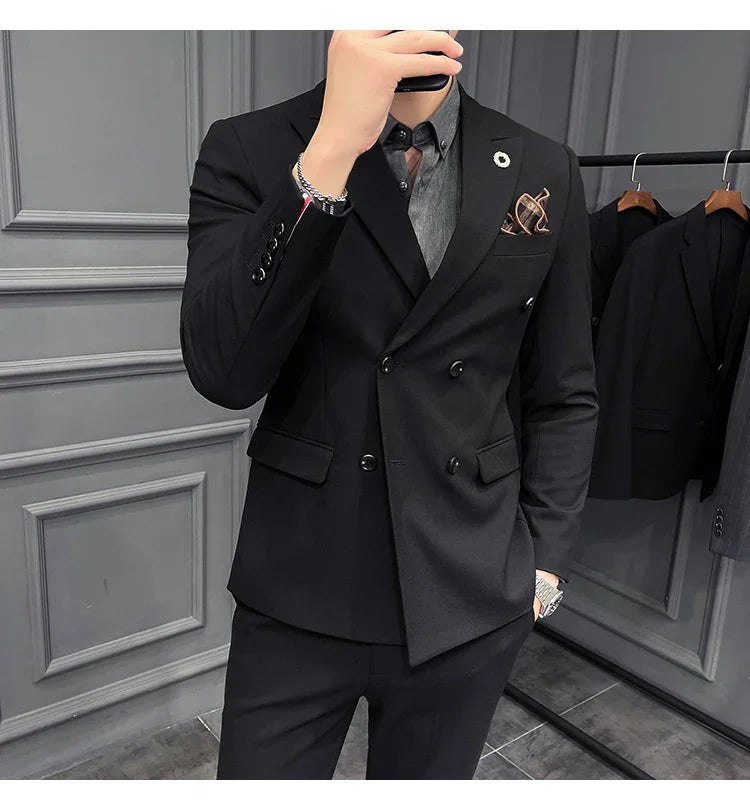 Ensemble de costume croisé gris pour homme avec chemise noire et pochette