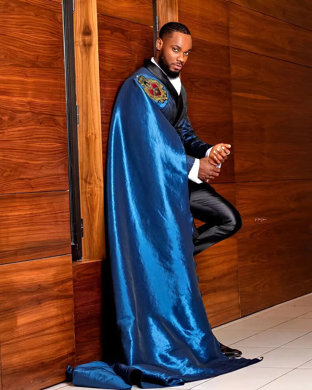 Costume d'Halloween rouge pour homme, 3 pièces (veste, pantalon, cape), sur mesure, avec col châle et motif tête de mort et scarabée.