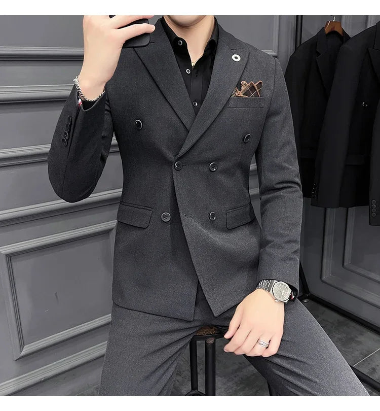 Ensemble de costume croisé gris pour homme avec chemise noire et pochette