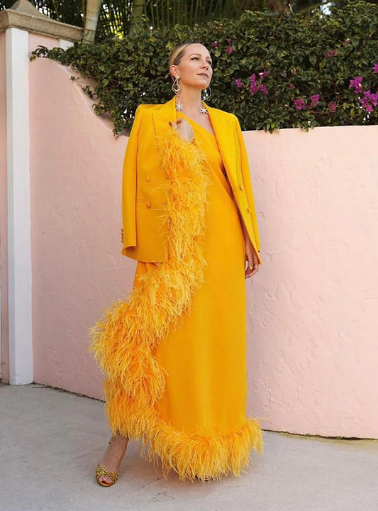Nuevo diseño de trajes de mujer, 2 piezas, vestido de noche con plumas de un solo hombro y blazer, vestido de invitada de boda personalizado, traje de cóctel