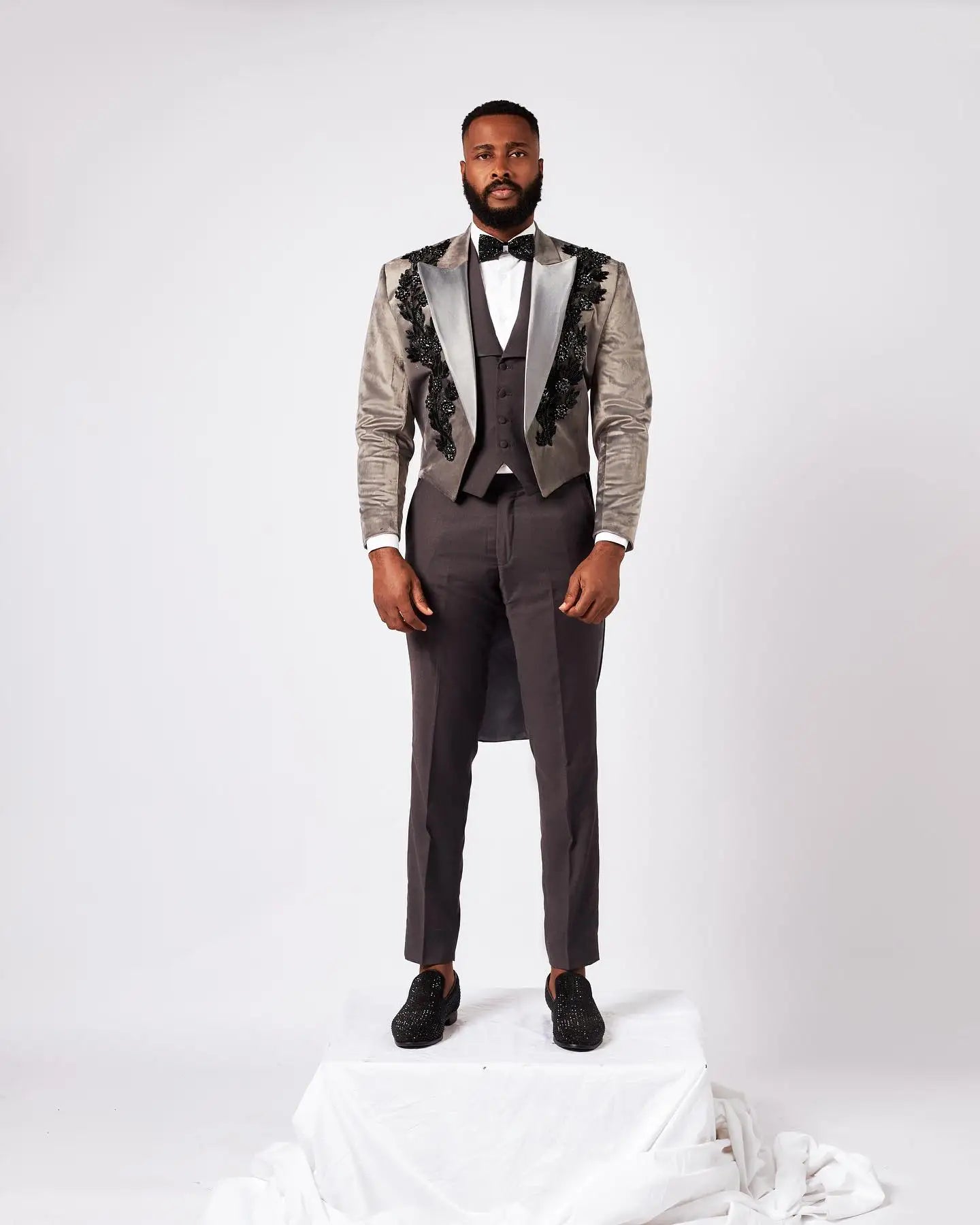 Retro Men Suits Appliques Peaked Lapel Beading Tailor-Made 3 Pieces Set Jacket One Button Blazer Customized Coat Vest Pants