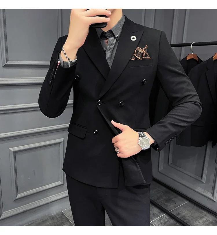 Ensemble de costume croisé gris pour homme avec chemise noire et pochette