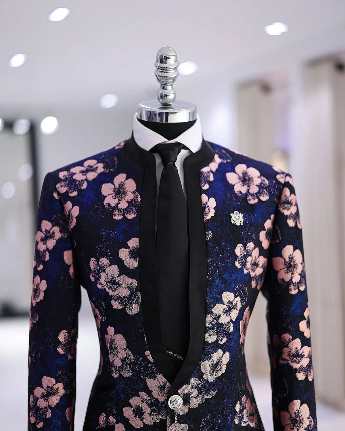 Stylish Men Suits Tailor-Made 2 Pieces Standard Lapel Jacket Flowers Blazer One Button Groom Customized Coat Black Pants